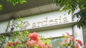 Un edificio con el nombre 'ardesia' visible en un cartel.