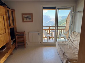 Living area - Vrbo Property (Huez)
