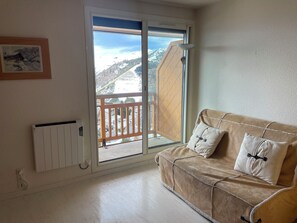 Living area - Vrbo Property (Huez)