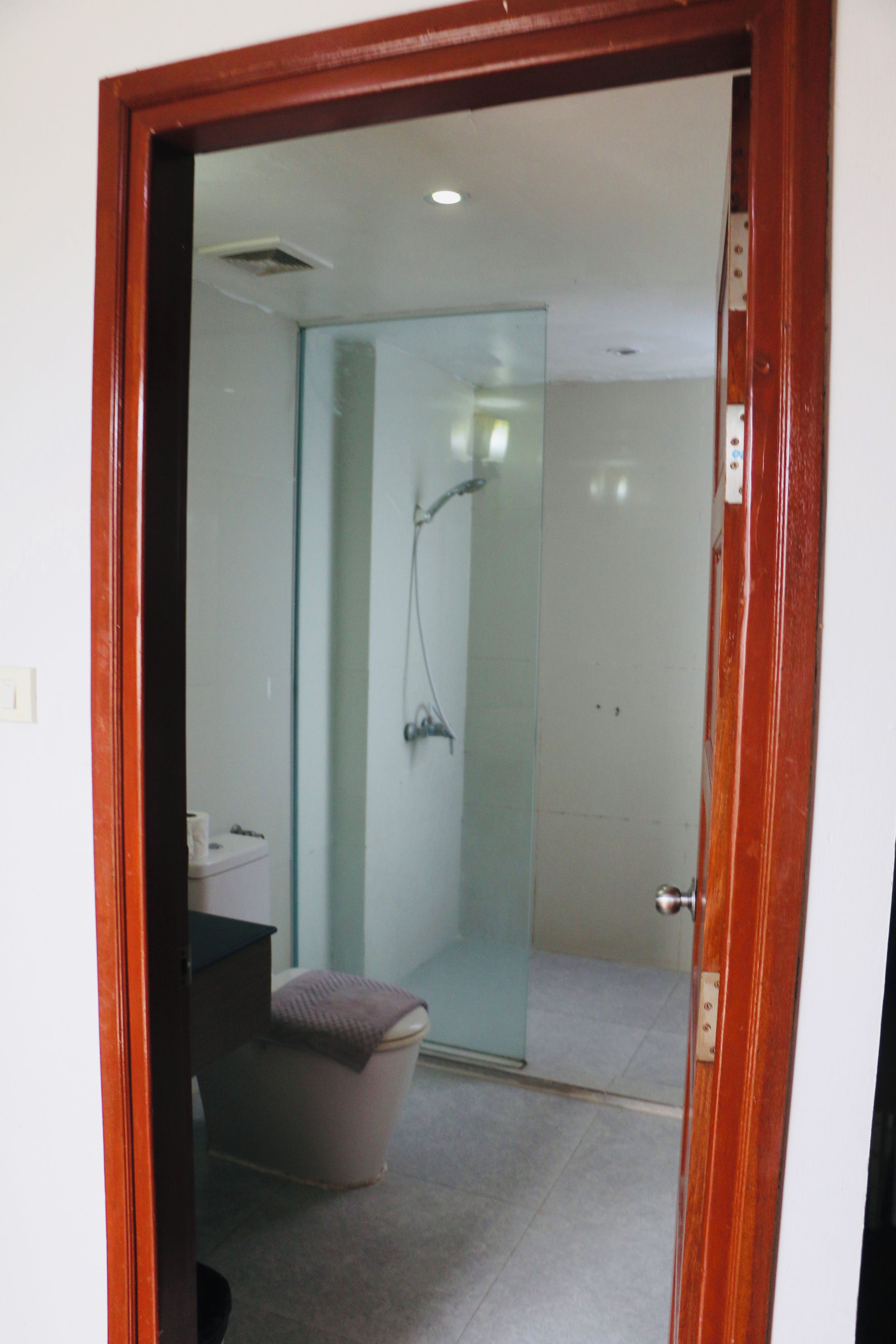 Une salle de bain moderne avec une douche à parois de verre, des toilettes et un lavabo.