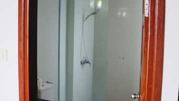 Une salle de bain moderne avec une douche à parois de verre, des toilettes et un lavabo.