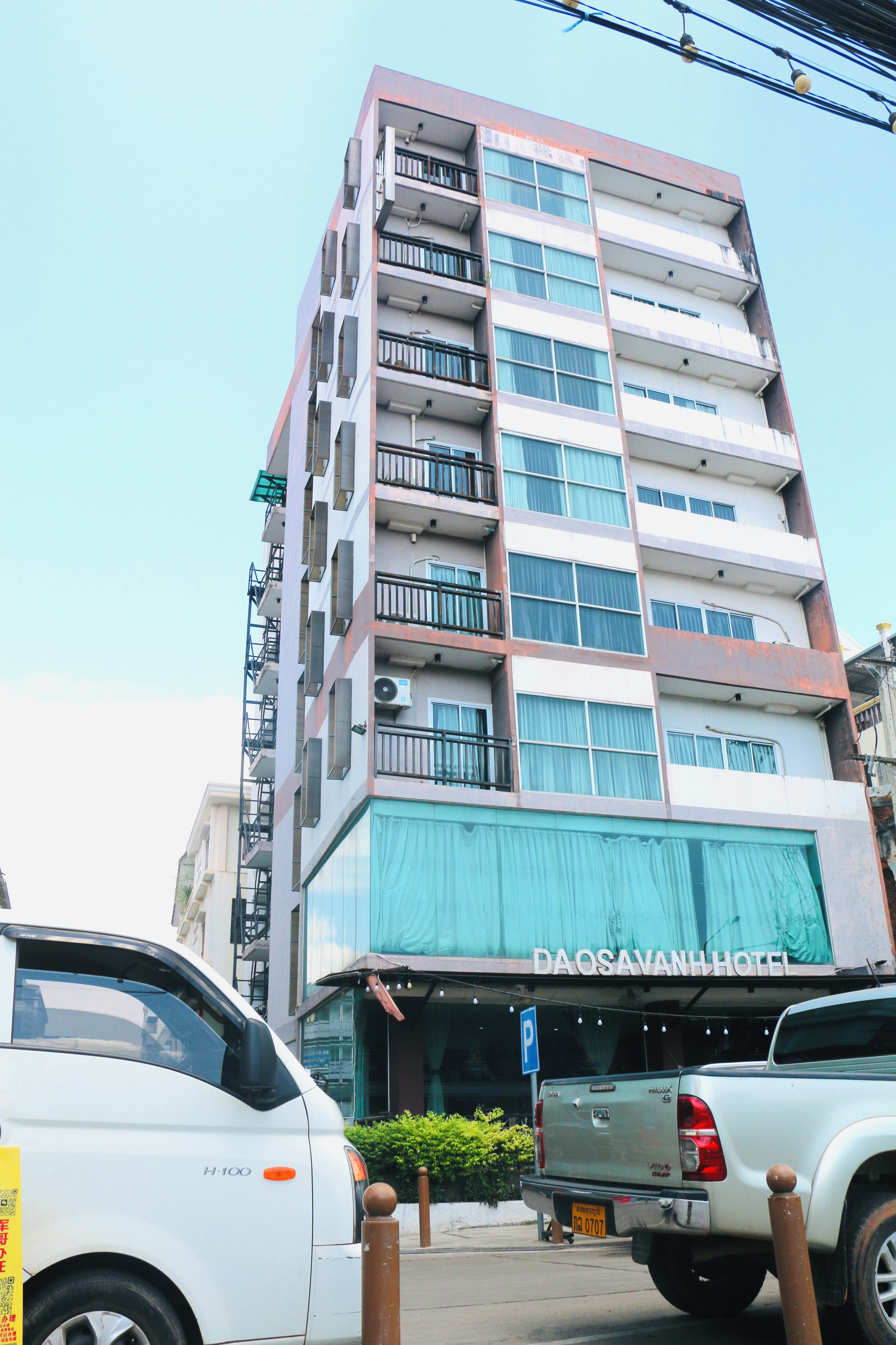 A multi-story hotel building with a sign reading 'DAOSAVANH HOTEL'.