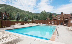 Una piscina amb gandules i una tanca de fusta.