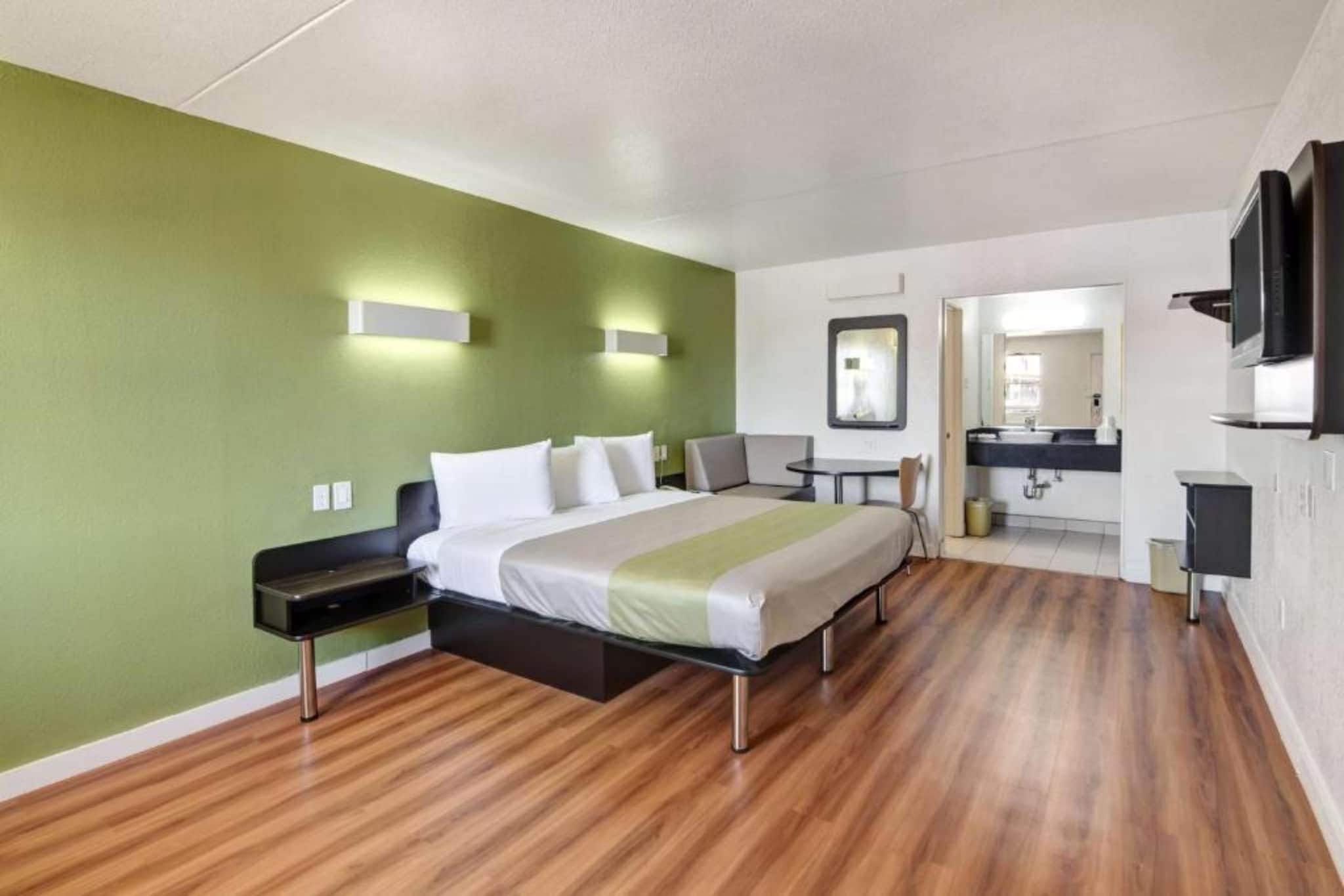 1 King Bed | Non-Smoking