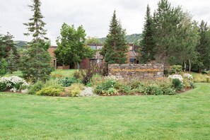 A stone sign with the name 'Park Avenue Golf Club' surrounded by a well-maintained lawn and various shrubs. - Cozy Park City 1BR, Short Walk to the Resort (Park City)