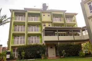 A multi-story building with balconies and a covered entrance. - Speke Courts Hotel Jinja (Jinja)