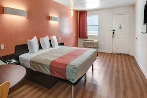 Bedroom - 1 Queen Bed | Non-Smoking (Dallas)