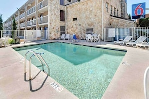 Pool - 1 Queen Bed | Non-Smoking (Dallas)