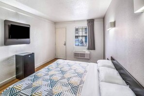 Bedroom - 1 Queen Bed | Smoking (Dallas)
