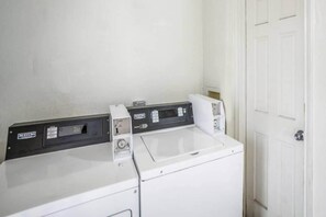 Holiday Home Facilities and Services - 1 Queen Bed | Smoking (Dallas)