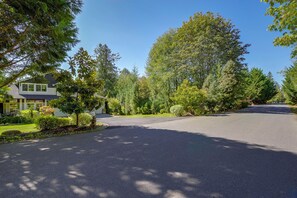A residential driveway leading to a house with a well-maintained lawn and mature trees. - Snohomish Executive Suite w/ Deck & Fire Pit (Snohomish)
