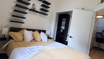 Ein Schlafzimmer mit einem Bett, einem Deckenventilator und einem Kleiderschrank.