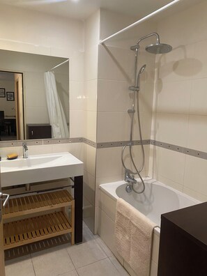 Bathroom - Vrbo Property (Montpellier)