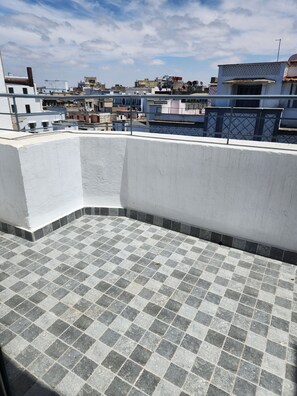 A rooftop terrace with a tiled floor and a view of surrounding buildings. - Modern apartment in central Casablanca (Casablanca)