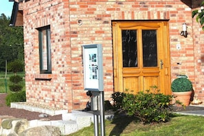 A brick building with a wooden door and a mailbox. - Holiday apartment with 2 bedrooms (Parchtitz)