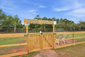 Property grounds - Destin Retreat • Pool, Balcony & Amenities (Destin)