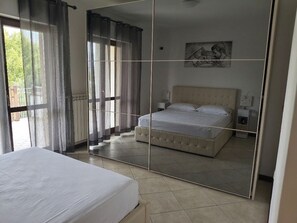 Room - Bright Apartment in Cassino: Sleeps 3, 2 Double Beds (Lazio)