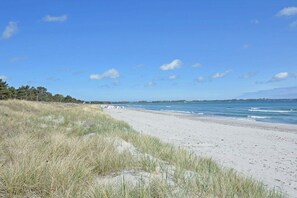 A beach with sand dunes and a clear sky. - Holiday apartment with 2 bedrooms (Breege)