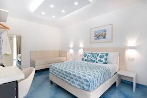 Un dormitorio con cama, mesita de noche y lámpara de pared.