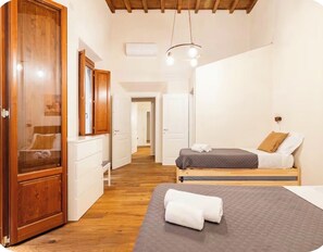 Room - Residenza dei Cerchi ***** In the heart of the historic center Everything is just a short walk away (Firenze)