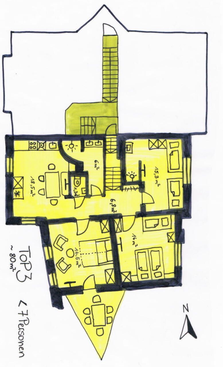 Plano dibujado a mano de un edificio con habitaciones identificadas y dimensiones.