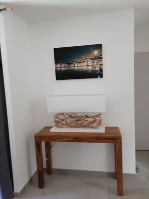 A room with a wooden table and a framed picture on the wall. - Cozy House - Private Hot Tub - 3 Bedrooms - Bordeaux - Sleeps 6 (les-Graves)