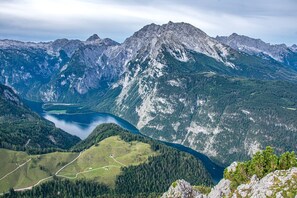 Eine Berglandschaft mit einem See und bewaldeten Gebieten.