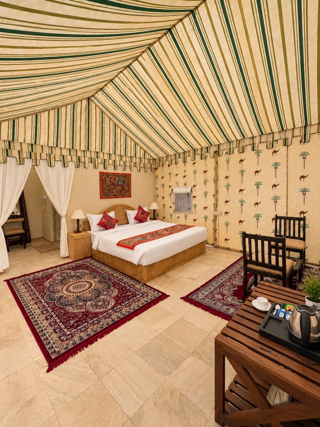 Een tent met een bed, een tafel en een stoel.