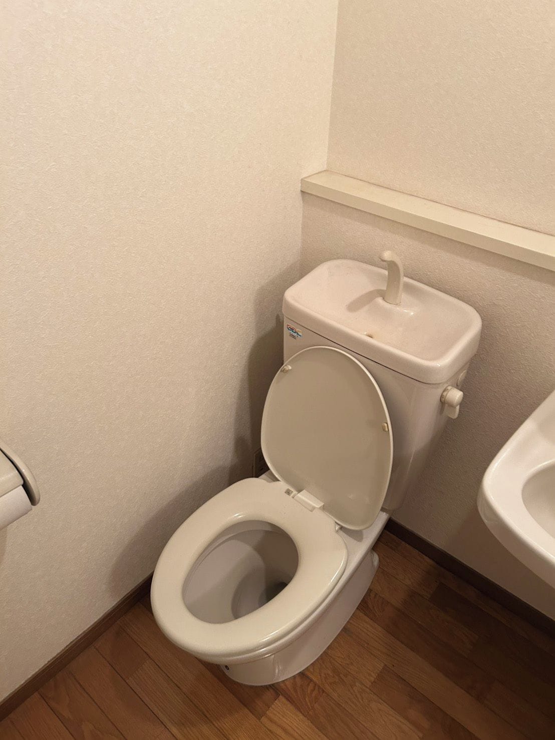 Uma casa de banho padrão com sanita, bidé e lavatório.