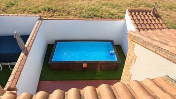 Una piscina en la azotea con vistas a una zona residencial.
