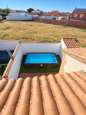En pool på taket med utsikt över ett bostadsområde.