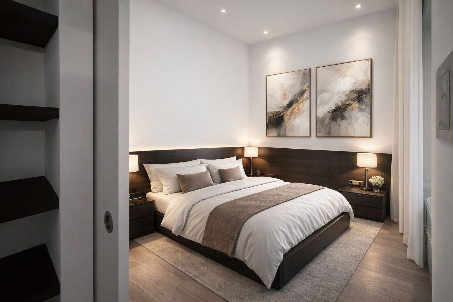 Une chambre moderne avec un grand lit, des tables de chevet et des œuvres d’art abstraites accrochées au mur.