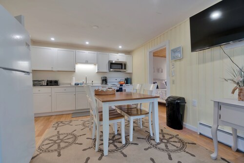 Both sides of the duplex booked together, 400 steps (0.2 mi) to Long Sands Beach via Webber Rd. 4BD/2BA, sleeps 12, 2 kitchens, mini-splits, bamboo floors, parking for 4. Perfect for a two-family getaway or larger group of friends.