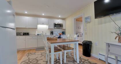 Both sides of the duplex booked together, 400 steps (0.2 mi) to Long Sands Beach via Webber Rd. 4BD/2BA, sleeps 12, 2 kitchens, mini-splits, bamboo floors, parking for 4. Perfect for a two-family getaway or larger group of friends.