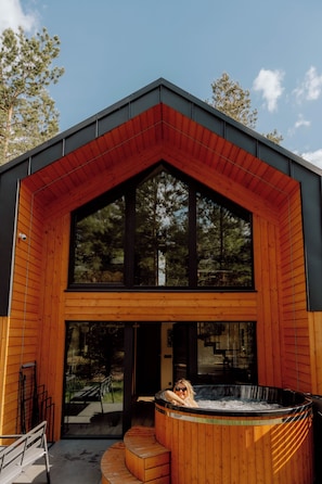 Outdoor spa tub - Vrbo Property (Skrajniwa)