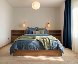 A bedroom with a bed, bedside tables, and a hanging light fixture. - Versilia escape | 80 meters to the beach (Camaiore)