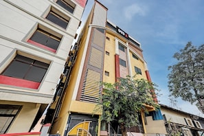 Un edificio de varios pisos con un cartel llamativo en la parte superior.