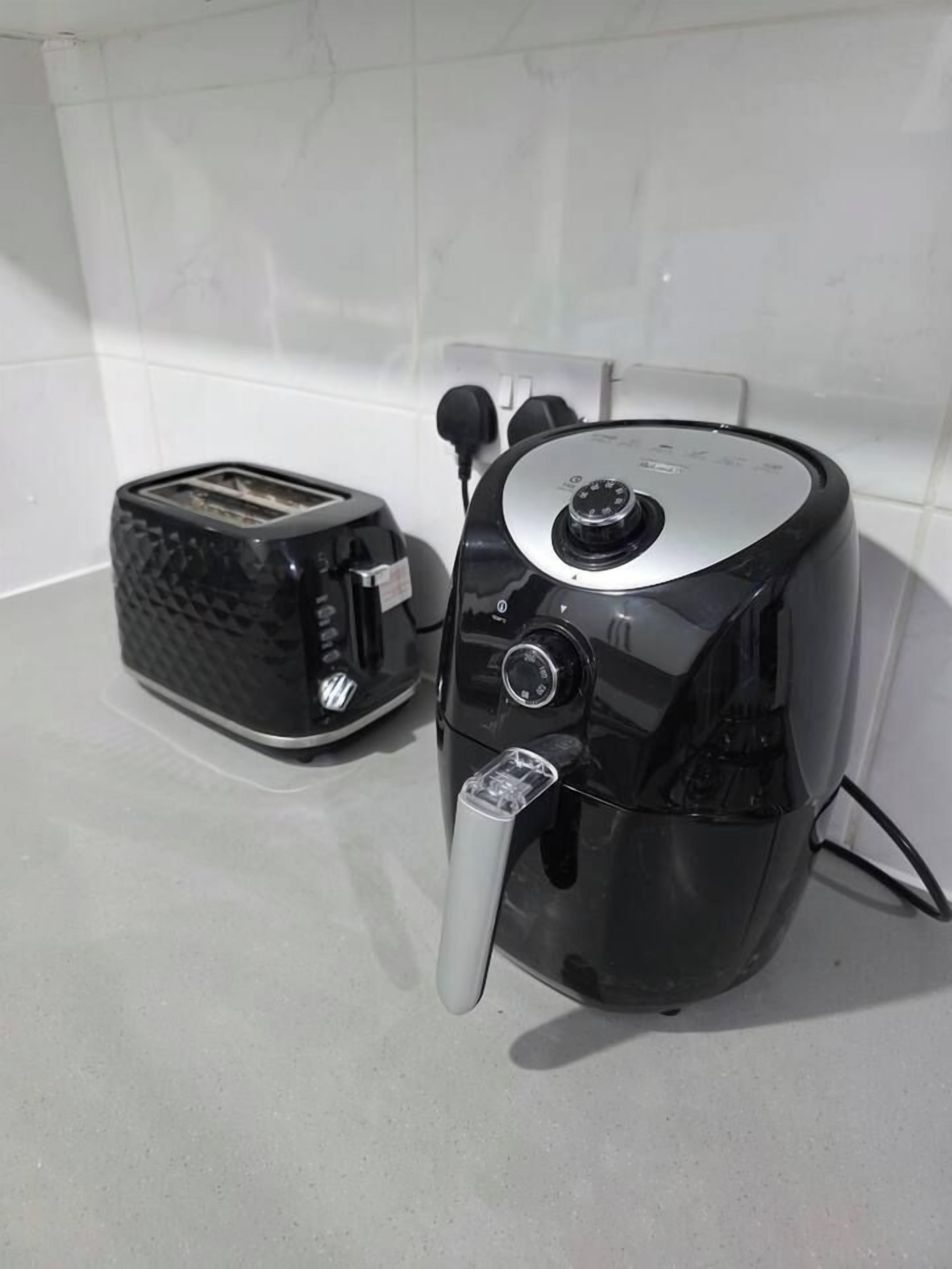 Eine Küchenarbeitsplatte mit einem Toaster und einer Kaffeemaschine.