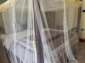 Una cama con mosquitero.