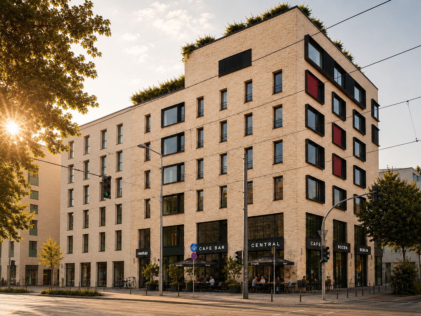 Un edificio de varios pisos con un café bar, carteles que dicen 'Central', 'Bozen' y 'Berlín'.