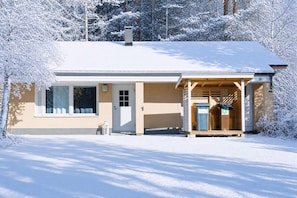 A single-story building with a covered porch, a door, and a window. - Arctic Pine Studio, Parking By Lapland Host (Rovaniemi)