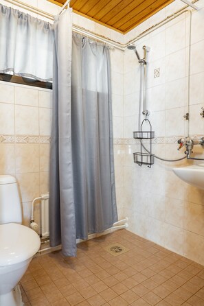 A bathroom with a shower, toilet, and sink. - Arctic Pine Studio, Parking By Lapland Host (Rovaniemi)