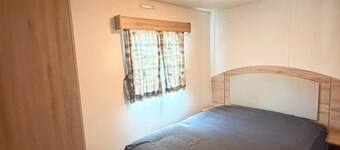 Cabin - Sleeps 8 - Hot Tub - Garden - Lake Side