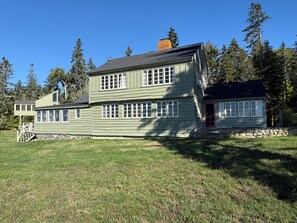 A two-story house with a stone foundation, a red door, and a chimney. - Superb 5-bedroom house in tranquil Brooklin perfect for families (Brooklin)