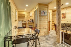 Un interior de madera con comedor, cocina y zona de estar.