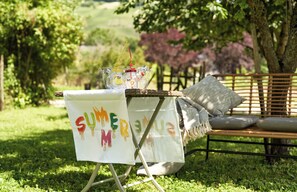 A table set outdoors with a 'SUMMER' sign, a basket with drinks, and a bench in the background. - Your temporary home in beautiful Piesport on the Moselle (Piesport)