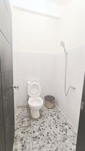 Bathroom - Tasya Homestay (Kabupaten Manggarai Barat)