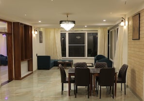 Living area - Nivanta Grand Lake & Valley View Resort (Wai)