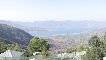 Una terraza con vistas a un valle y montañas.