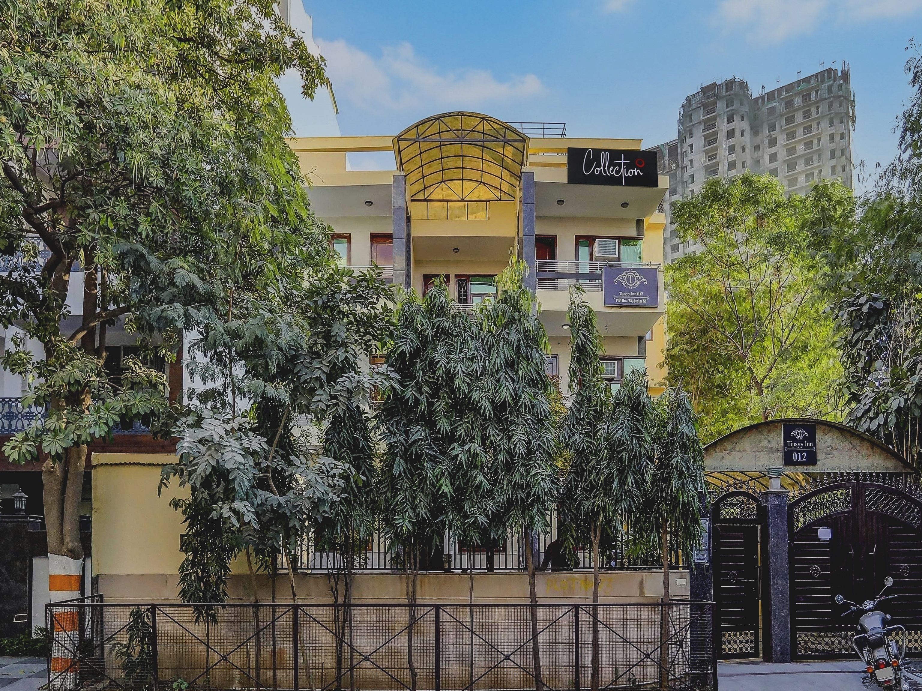 Un edificio con un cartel que dice 'Colección' y otro cartel que indica 'Tipsy Inn 012'.